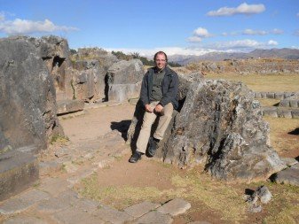 Cusco Sacsayhuam�n: el anfiteatro, Michael Palomino en el trono 02 posici�n 01