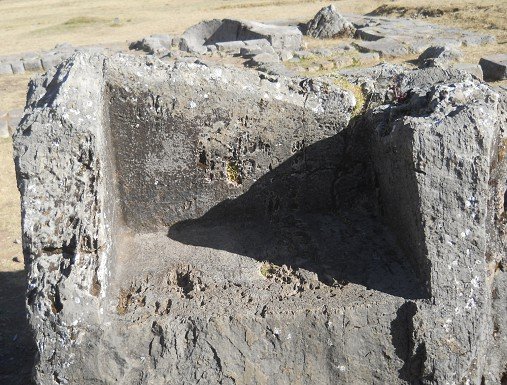 Cusco Sacsayhuam�n: el anfiteatro, trono 02 superficie 02