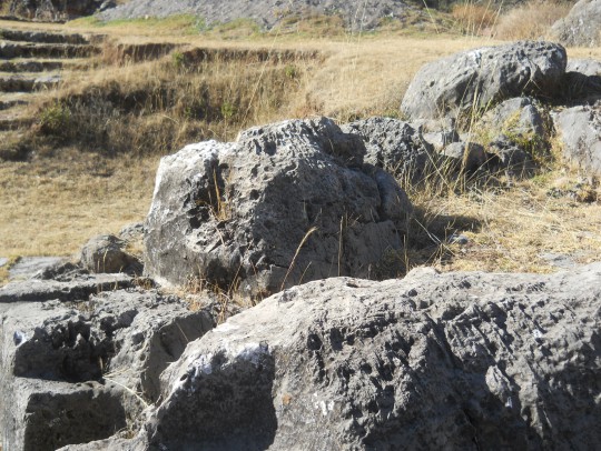 Cusco Sacsayhuam�n: el anfiteatro, piedras fundidas con huecos 01