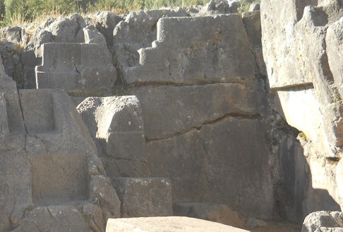 Cusco Sacsayhuam�n: cerca de la pared de los tronos en el anfiteatro, piedras cortadas con �ngulos rectos, primer plano