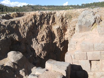 Cusco Sacsayhuam�n, noch mehr R�tsel: Ausgrabungen mit Inkamauern 01