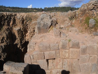 Cusco Sacsayhuam�n, noch mehr R�tsel: Ausgrabungen mit Inkamauern 02