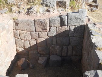 Cusco Sacsayhuam�n, noch mehr R�tsel: Ausgrabungen mit Inkamauer