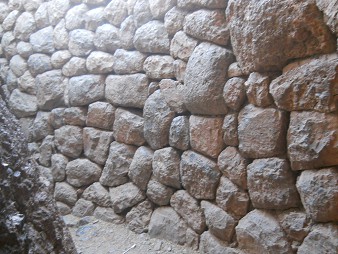 Cusco Sacsayhuam�n, noch mehr R�tsel: Tunnel 02 mit einer Rohmauer
