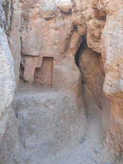 Cusco Sacsayhuam�n, noch mehr R�tsel: Geometrische Nischen und ein weiterer Tunnel 02 mit dem Tunneleingang
