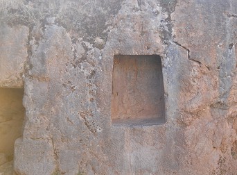Cusco Sacsayhuam�n, noch mehr R�tsel: Geschnittene Nischen im roten Fels