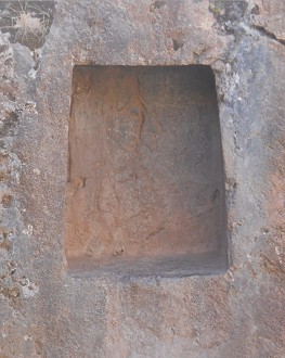 Cusco Sacsayhuam�n, noch mehr R�tsel: Geschnittene Nischen im roten Fels - Nahaufnahme