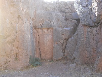 Cusco Sacsayhuam�n, noch mehr R�tsel: Roter Fels mit rechteckigem Schnitt