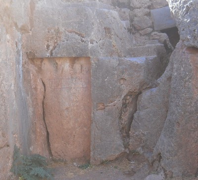 Cusco Sacsayhuam�n, noch mehr R�tsel: Roter Fels mit rechteckigem Schnitt - Nahaufnahme