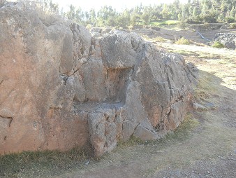 Cusco Sacsayhuam�n, noch mehr R�tsel: Roter Fels mit trapezoidem Schnitt