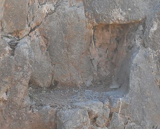 Cusco Sacsayhuam�n, noch mehr R�tsel: Roter Fels mit trapezoidem Schnitt - Nahaufnahme