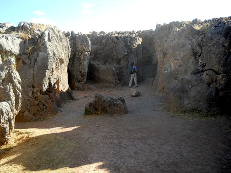 Cusco Sacsayhuam�n, noch mehr R�tsel: Kleiner Platz mit W�nden mit geschmolzenem Fels in Schwarz-Rot