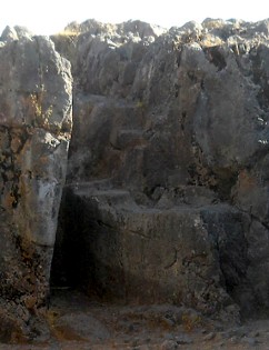 Cusco Sacsayhuam�n, noch mehr R�tsel: Sitzbank und Treppenstufen in einem St�ck