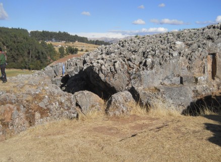 Cusco Sacsayhuam�n, noch mehr R�tsel: Schwarz-roter Fels am Durchgang mit Nischen und Thronen 01