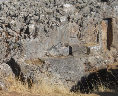 Cusco Sacsayhuam�n, noch mehr R�tsel: Schwarz-roter Fels am Durchgang mit Nischen und Thronen 01 - Nahaufnahme