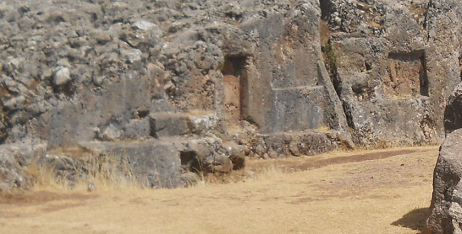 Cusco Sacsayhuam�n, noch mehr R�tsel: Schwarz-roter Fels am Durchgang mit Nischen und Thronen 01- Nahaufnahme 02