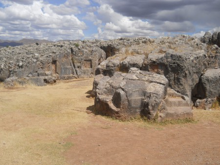Cusco Sacsayhuam�n, noch mehr R�tsel: Schwarz-roter Fels am Durchgang mit Nischen und Thronen 02