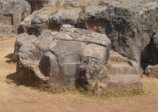 Cusco Sacsayhuam�n, noch mehr R�tsel: Schwarz-roter Fels am Durchgang mit Nischen und Thronen 02 - Nahaufnahme
