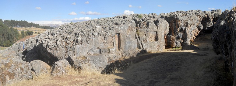 Cusco Sacsayhuam�n, noch mehr R�tsel: Schwarz-roter Fels mit Durchgang mit Nischen und Thronen, Panorama