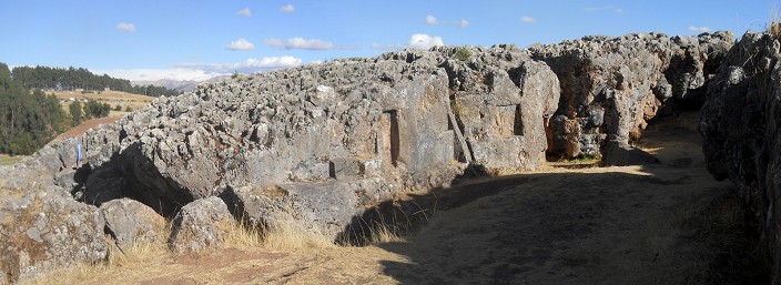 Cusco Sacsayhuam�n, noch mehr R�tsel: Korridor mit
              schwarz-rotem Fels mit Nischen und Thronen, Panorama 02