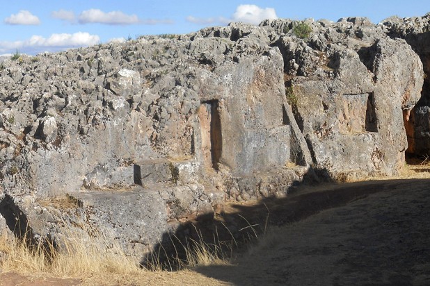 Cusco Sacsayhuam�n, noch mehr R�tsel: Schwarz-roter Fels mit Durchgang mit Nischen und Thronen, Panorama 02, Nahaufnahme