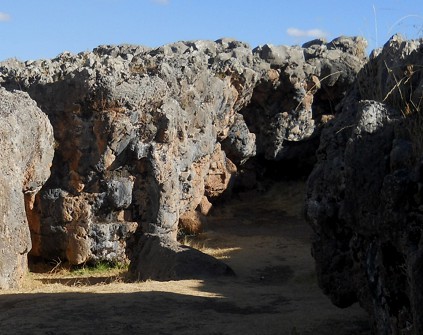 Cusco Sacsayhuam�n, noch mehr R�tsel: Schwarz-roter Fels mit S�ule, Nahaufnahme