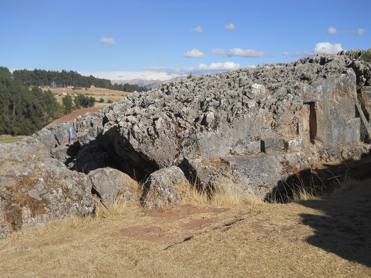 Cusco Sacsayhuam�n, noch mehr R�tsel: Schwarz-roter Fels mit Durchgang mit Nischen und Thronen, Panorama 03