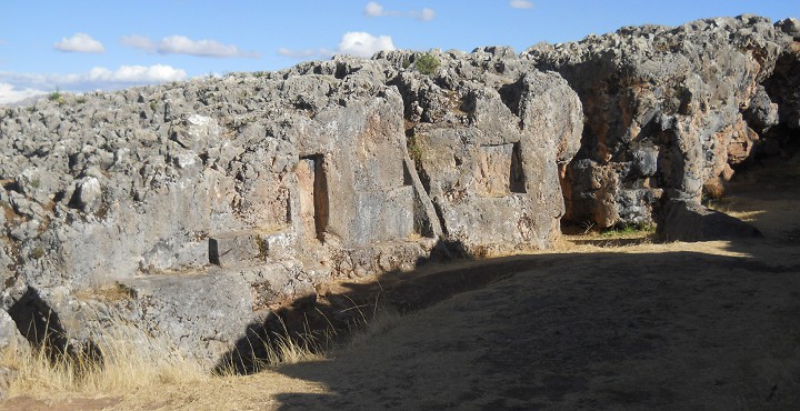 Cusco Sacsayhuam�n, noch mehr R�tsel: Schwarz-roter Fels mit Durchgang mit Nischen und Thronen, Panorama 04