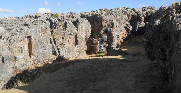 Cusco Sacsayhuam�n, noch mehr R�tsel: Schwarz-roter Fels mit Durchgang mit Nischen und Thronen, Panorama 05
