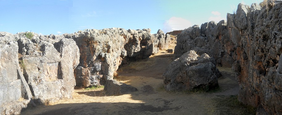 Cusco Sacsayhuam�n, noch mehr R�tsel: Schwarz-roter Fels mit Durchgang mit Nischen und Thronen, Panorama