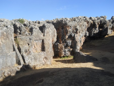 Cusco Sacsayhuam�n, noch mehr R�tsel: Schwarz-roter Fels mit Durchgang mit Nischen und Thronen 06