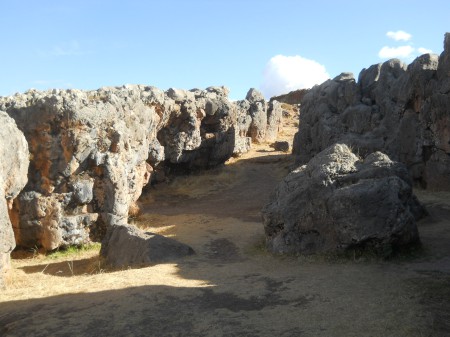 Cusco Sacsayhuam�n, noch mehr R�tsel: Schwarz-roter Fels mit Durchgang mit Nischen und Thronen 07