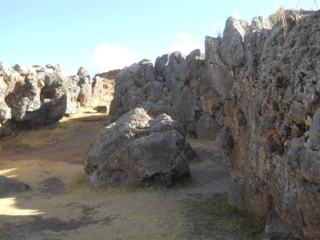 Cusco Sacsayhuam�n, noch mehr R�tsel: Schwarz-roter Fels mit Durchgang mit Nischen und Thronen 08