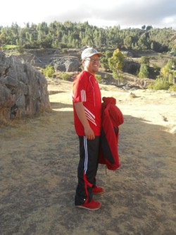 Cusco Sacsayhuam�n, noch mehr R�tsel: Der F�hrer in seiner leuchtend roten Kleidung
