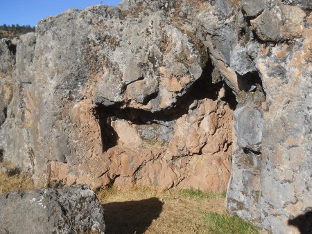 Cusco Sacsayhuam�n, noch mehr R�tsel: Schwarz-roter Fels mit deformiertem Felsschnitt, scheint gestaucht
