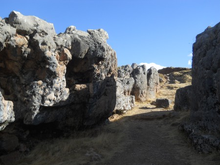Cusco Sacsayhuam�n, noch mehr R�tsel: Schwarz-roter Fels mit Thronen