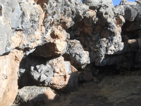 Cusco Sacsayhuam�n, noch mehr R�tsel: Schwarz-roter Fels mit gestauchten und geschmolzenen Schnitten