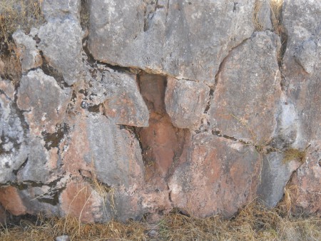 Cusco Sacsayhuam�n, noch mehr R�tsel: Rot-schwarze Mauer mit Schnitten