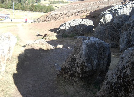 Cusco Sacsayhuam�n, Abschlusszone mit schwarz-rotem Fels, der Weg