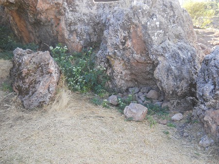 Cusco Sacsayhuam�n, Abschlusszone mit schwarz-rotem Fels, Schnittspuren