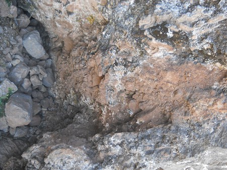 Cusco Sacsayhuam�n, Abschlusszone mit schwarz-rotem Fels - Stelle mit kristallinen Formen in Schwarz-Rot-Weiss
