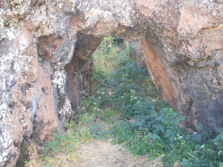 Cusco Sacsayhuam�n, Abschlusszone mit schwarz-rotem Fels, Tunneldurchgang