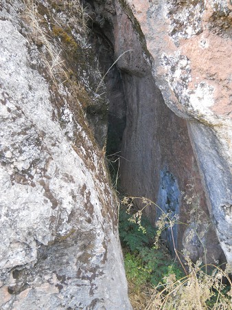 Cusco Sacsayhuam�n, Abschlusszone mit schwarz-rotem Fels mit einer riesigen, geschnittenen Spalte
