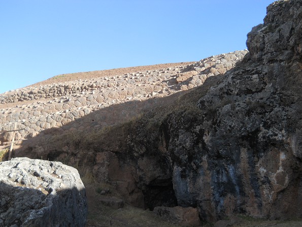 Cusco Sacsayhuam�n, Abschlusszone mit schwarz-rotem Fels mit Sicht auf eine Inkamauer