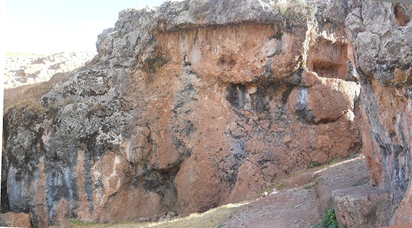 Cusco Sacsayhuam�n, Abschlusszone mit schwarz-rotem Fels mit gigantischen, rechteckigen Felsschnitten, Panorama