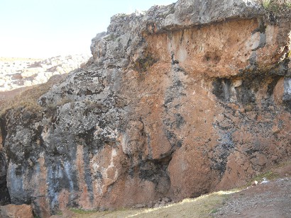 Cusco Sacsayhuam�n, Abschlusszone mit schwarz-rotem Fels: Sicht auf einen gigantischen, rechteckigen Felsenschnitt, Nahaufnahme 01