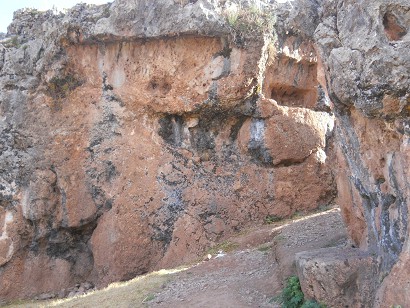 Cusco Sacsayhuam�n, Abschlusszone mit schwarz-rotem Fels: Sicht auf einen gigantischen, rechteckigen Felsenschnitt, Nahaufnahme 02