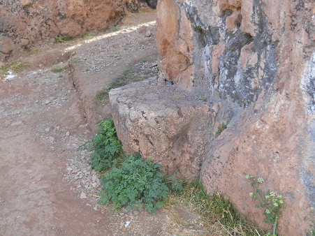 Cusco Sacsayhuam�n, Abschlusszone mit schwarz-rotem Fels mit noch einem Thron