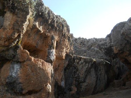Cusco
              Sacsayhuam�n, Abschlusszone mit schwarz-rotem Fels mit
              gigantischer, rechteckiger Nische
