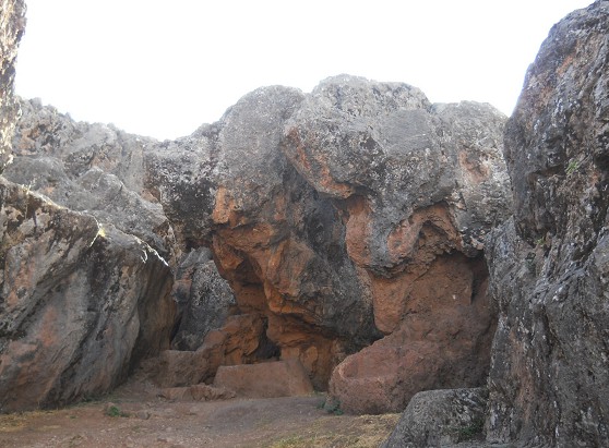 Cusco Sacsayhuam�n, Abschlusszone mit schwarz-rotem Fels mit einem Steintisch in der Mitte